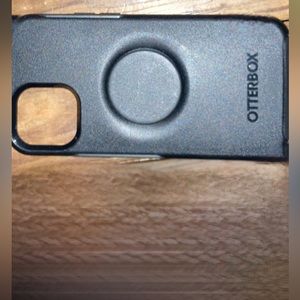 iPhone 13 OtterBox case w pop socket